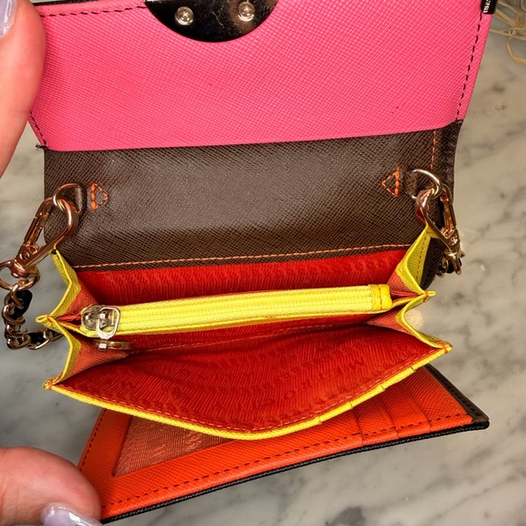 Metrocity Black Crossbody Wallet with Gold Chain EUC - Picture 4 of 8